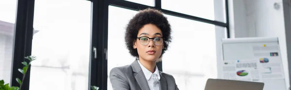 Africano Americano Gerente Olhando Para Câmera Perto Laptop Escritório Banner — Fotografia de Stock