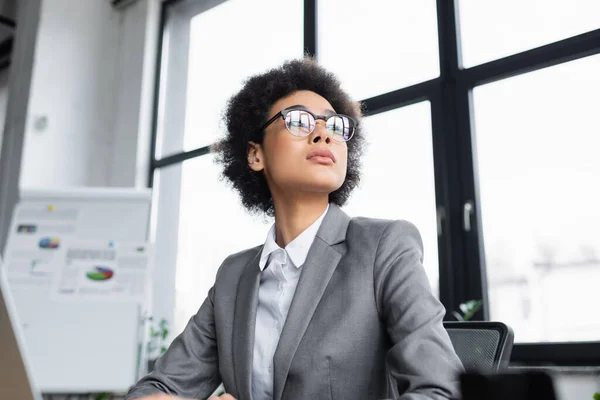 Low Angle View African American Businesswoman Looking Away Office — Stock Photo, Image