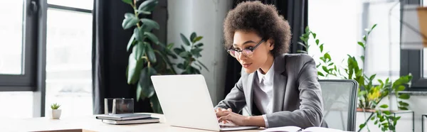 Mujer Negocios Afroamericana Usando Laptop Banner —  Fotos de Stock