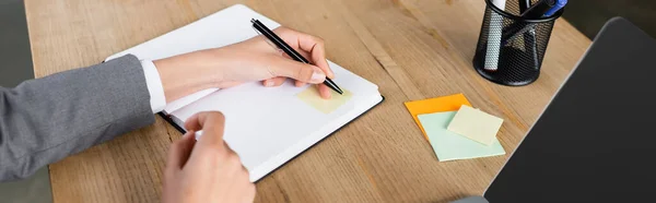 Cropped View Businesswoman Writing Notebook Sticky Note Banner — Stock Photo, Image