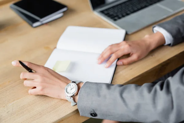 Gewassen Weergave Van Zakenvrouw Houden Pen Buurt Notebook Wazig Achtergrond — Stockfoto