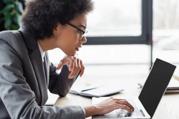 Oldalnézet Afro Amerikai Üzletasszony Használja Laptop Üres Képernyőn — Stock Fotó