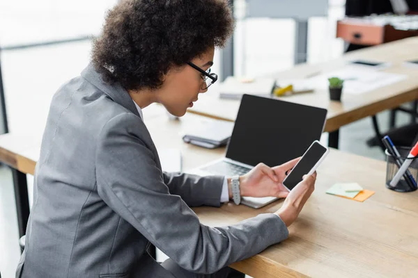 Africano Americano Gerente Terno Usando Smartphone Com Tela Branco Escritório — Fotografia de Stock