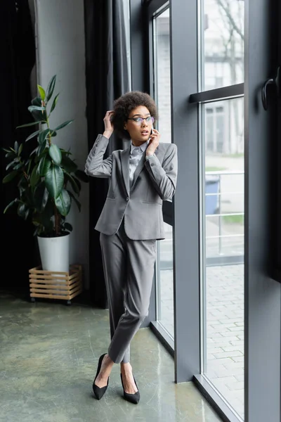 Gerente Afroamericano Hablando Teléfono Inteligente Cerca Ventana Oficina — Foto de Stock