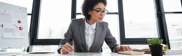 Mujer Negocios Afroamericana Usando Calculadora Cerca Tableta Digital Papelería Pancarta — Foto de Stock