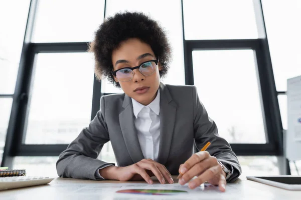 African American Businesswoman Pencil Working Document Blurred Foreground — Stock Photo, Image