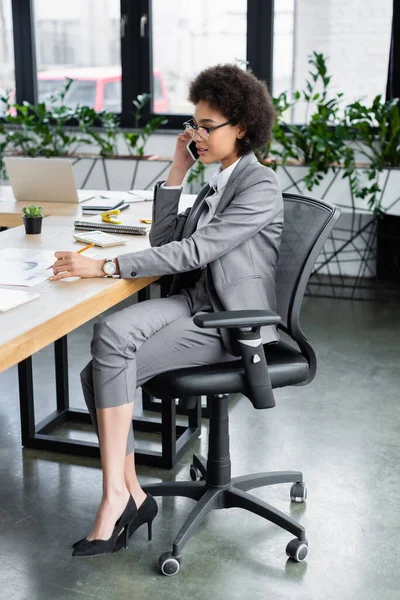 African American Businesswoman Talking Mobile Phone Document Stationery Working Table — Stock Photo, Image