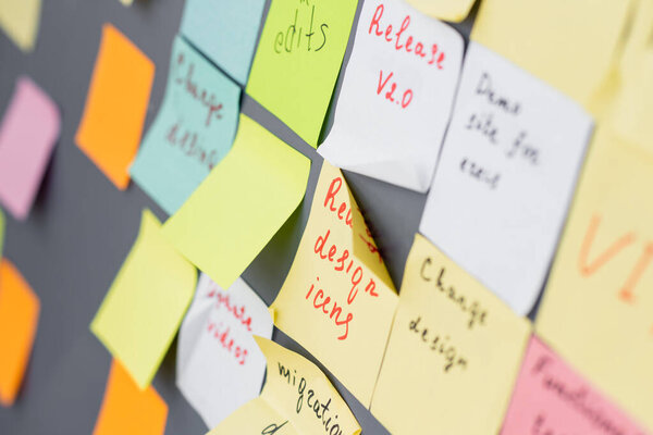 Письмо на красочных липких нотах в офисе 