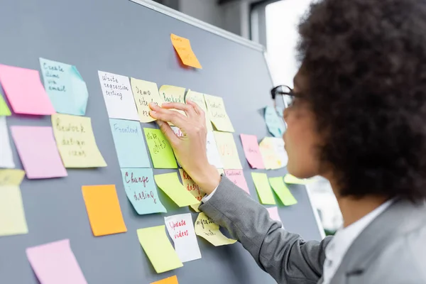 Blurred African American Manager Working Sticky Notes Board — Stock Photo, Image