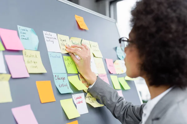 Verschwommener Afrikanisch Amerikanischer Manager Arbeitet Mit Haftnotizen Bord — Stockfoto