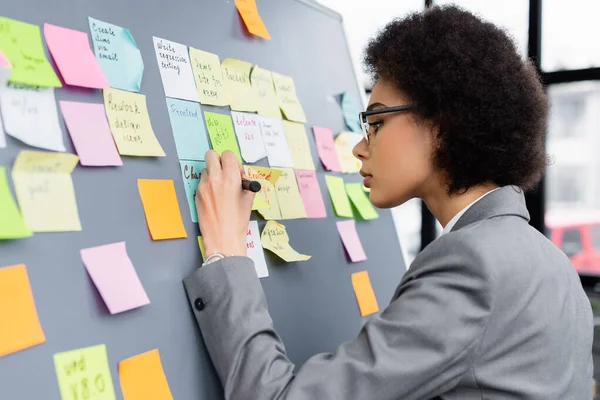 Side View African American Businesswoman Writing Sticky Note Board — Stock Photo, Image