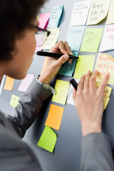 Marker Hand African American Manager Colorful Sticky Notes Board — Stock Photo, Image