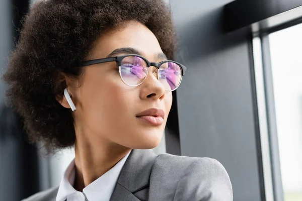 Junge Afrikanisch Amerikanische Geschäftsfrau Mit Kopfhörer Steht Neben Fenster Büro — Stockfoto