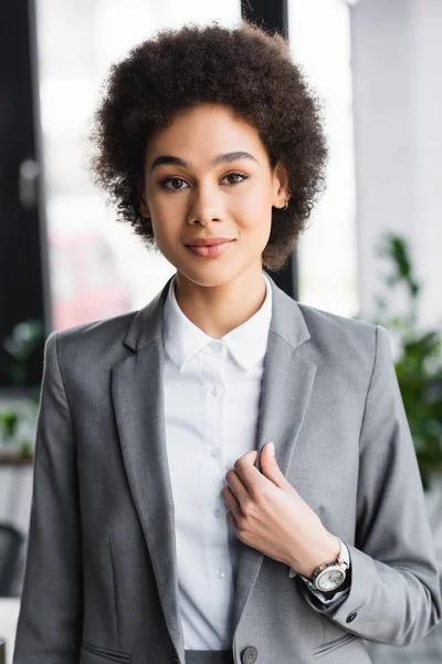 Mujer Negocios Afroamericana Mirando Cámara —  Fotos de Stock