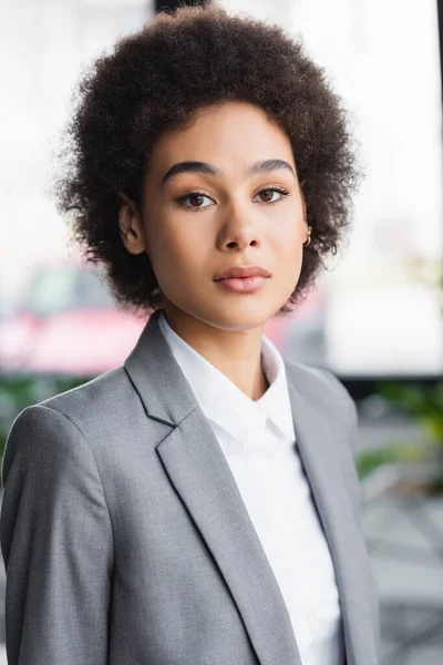 Porträtt Afrikansk Amerikansk Affärskvinna Kostym Tittar Kameran — Stockfoto