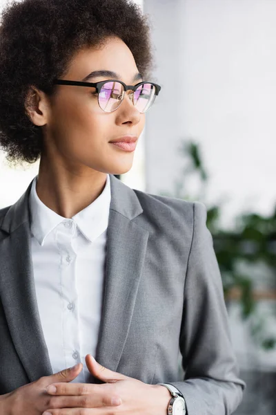 Afrikansk Amerikansk Affärskvinna Glasögon Tittar Bort — Stockfoto