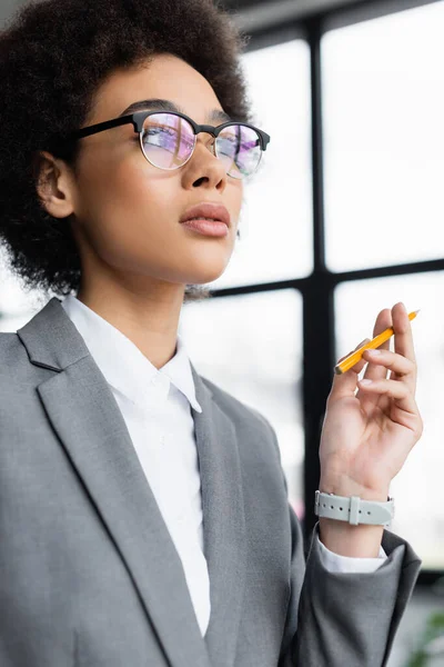 Afrikanischer Manager Mit Bleistift Der Wegschaut — Stockfoto