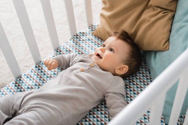 Bebek beşiğinde yatan bebek için yüksek açılı manzara