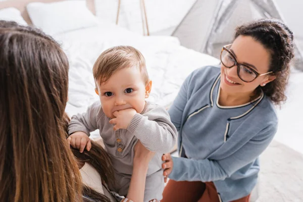 Mutter Hält Kleinen Jungen Neben Lächelndem Afrikanisch Amerikanischem Freund Brille — Stockfoto