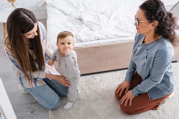 Vista Ángulo Alto Del Niño Mirando Cámara Cerca Las Mujeres — Foto de Stock