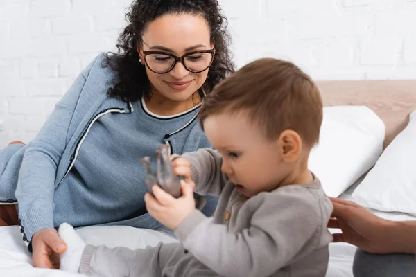 Afrikansk Amerikansk Kvinna Tittar Suddig Spädbarn Pojke Leker Med Leksak — Stockfoto