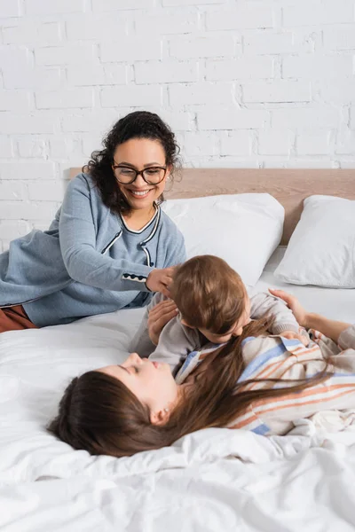 Mãe Desfocada Filho Bebê Deitado Cama Perto Mulher Americana Africana — Fotografia de Stock