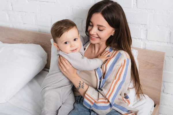 Glücklich Tätowierte Mutter Umarmt Kleinen Jungen Strampler — Stockfoto