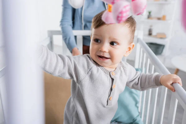 Gelukkig Zuigeling Jongen Baby Wieg Met Opknoping Zacht Speelgoed Wazig — Stockfoto
