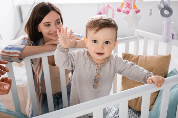 Niño Meneando Las Manos Cerca Feliz Madre Tatuada Sobre Fondo — Foto de Stock