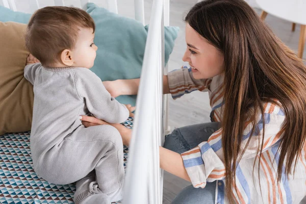 Ibu Menggelitik Ceria Bayi Laki Laki Tempat Bayi — Stok Foto