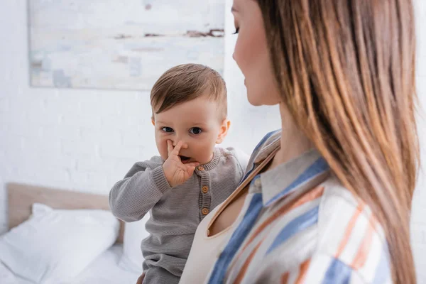 Fürsorgliche Verschwommene Mutter Hält Säugling Arm — Stockfoto