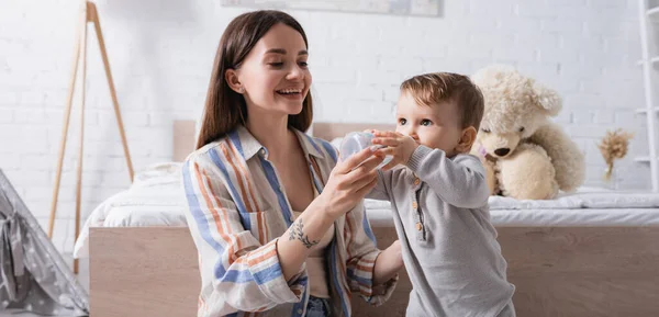 Glücklich Tätowierte Mutter Füttert Säugling Sohn Mit Milch Aus Flasche — Stockfoto