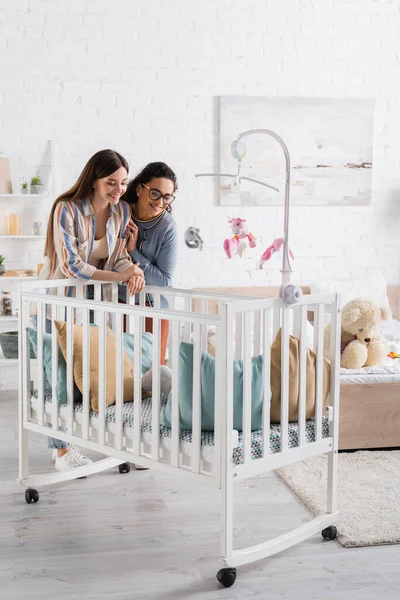 Glückliche Interrassische Frauen Die Einen Kleinen Jungen Einem Kinderbett Schlafzimmer — Stockfoto