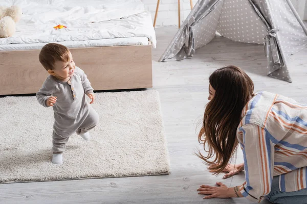 Tatoué Jeune Mère Encourager Bébé Fils Marche Premiers Pas — Photo