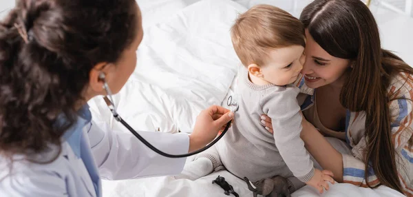 Pediatra Afroamericano Cappotto Bianco Esaminando Bambino Con Stetoscopio Stendardo — Foto Stock