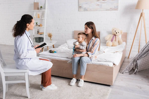 African American Pediatrician White Coat Holding Digital Tablet Blank Screen — Stock Photo, Image