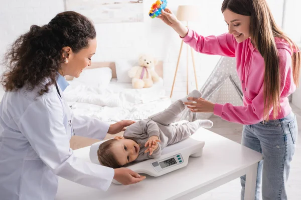 Pediatra Afro Americano Alegre Mãe Olhando Para Menino Infantil Escala — Fotografia de Stock