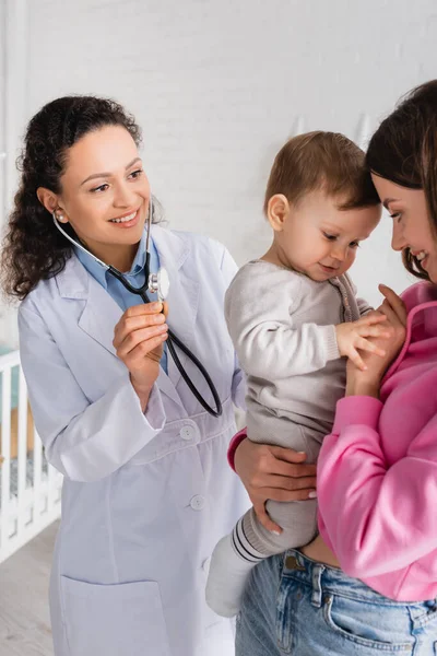 African American Pediatrician Stethoscope Infant Boy Hands Happy Mother — Stock Photo, Image