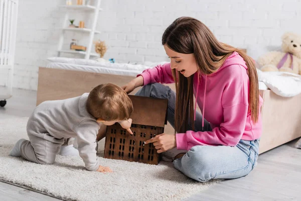 Užaslá Matka Nemluvně Syn Sedí Koberci Hraje Domečkem Hraček — Stock fotografie