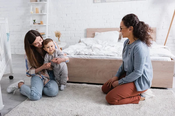 Mulher Americana Africana Alegre Óculos Sentados Perto Menino Infantil Com — Fotografia de Stock