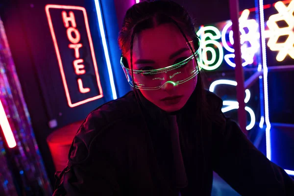 Молодая Азиатка Модных Солнцезащитных Очках Смотрит Камеру Возле Знака Отеля — стоковое фото