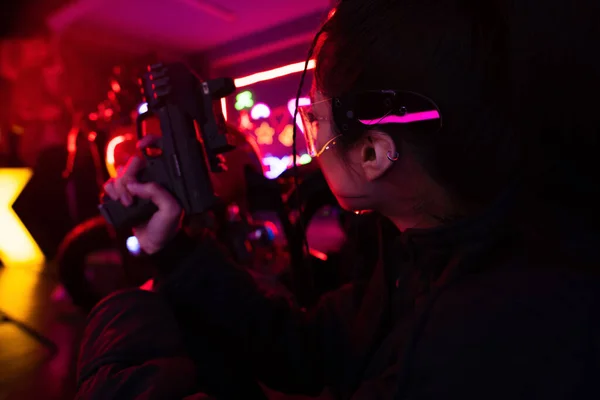 Brunette Asian Woman Sunglasses Holding Gun Looking Away — Fotografia de Stock