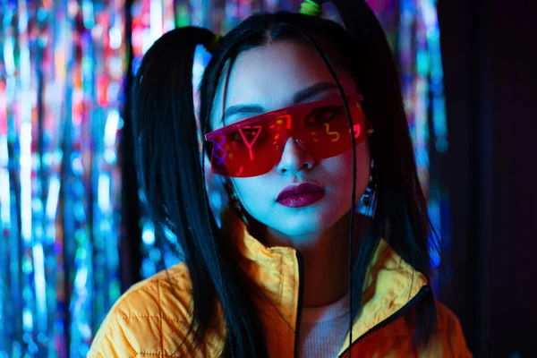 Brünette Junge Asiatische Frau Mit Sonnenbrille Schaut Auf Kamera Draußen — Stockfoto
