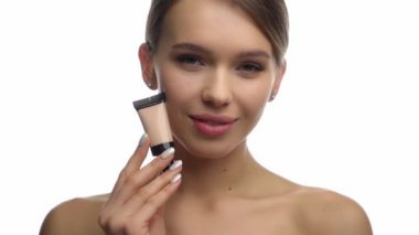 Beyaz tenli, gülümseyen genç bir kadının ağır çekim temeli. 