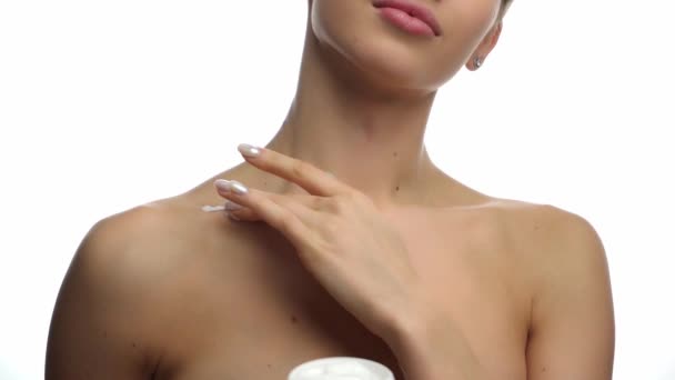 Vue Partielle Femme Appliquant Crème Cosmétique Sur Clavicule Isolée Sur — Video