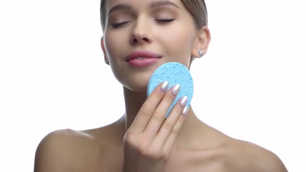 Mulher Satisfeita Pele Esfoliante Com Esponja Azul Isolada Branco — Vídeo de Stock