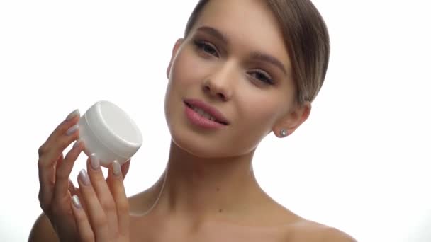 幸せな若いです女性保持容器付き化粧品クリームオンホワイト — ストック動画