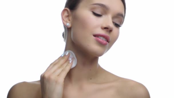 Lycklig Kvinna Rengöring Hals Med Bomull Pad Isolerad Vit — Stockvideo