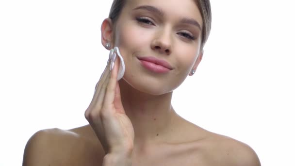 Lycklig Kvinna Bort Makeup Med Bomull Pad Isolerad Vit — Stockvideo