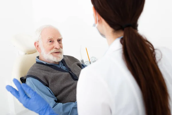 Senior Patiënt Tandartsstoel Het Nemen Van Overleg Met Arts Kliniek — Stockfoto